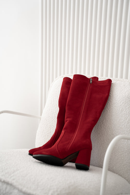 Червоні чоботи з натуральної замші на підборах 8 см