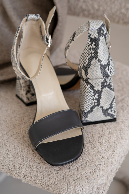 Елегантні чорні сандалі на блоковому каблуці з зміїним принтом