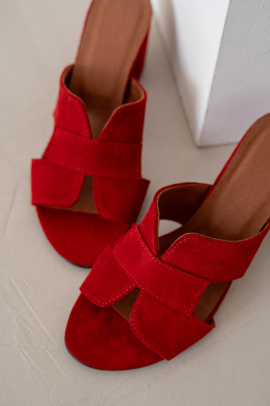 Сандалі на блоковому каблуці з червоного замшу