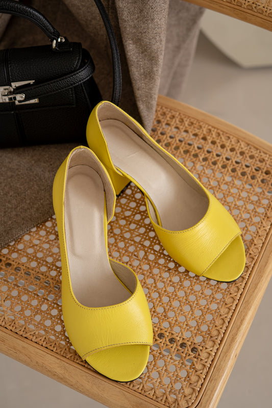 Яскраві жовті туфлі на підборах